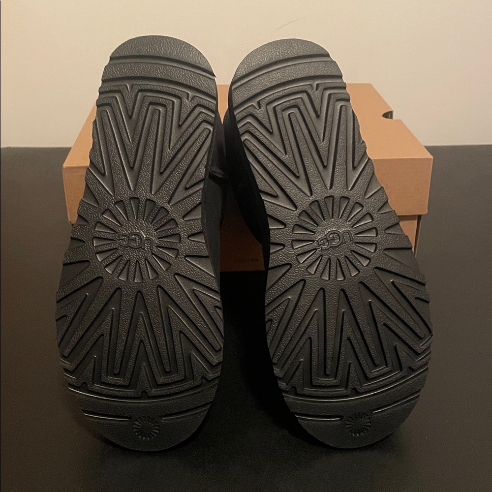 UGG W Classic Mini II BLK- Women’s 7 JB - Picture 3 of 5